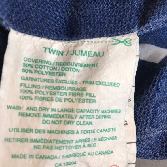 90's Vintage Toronto Maple Leafs Comforter -Hockey Helmet and Leafs Logo Pattern - Picture 7 of 9